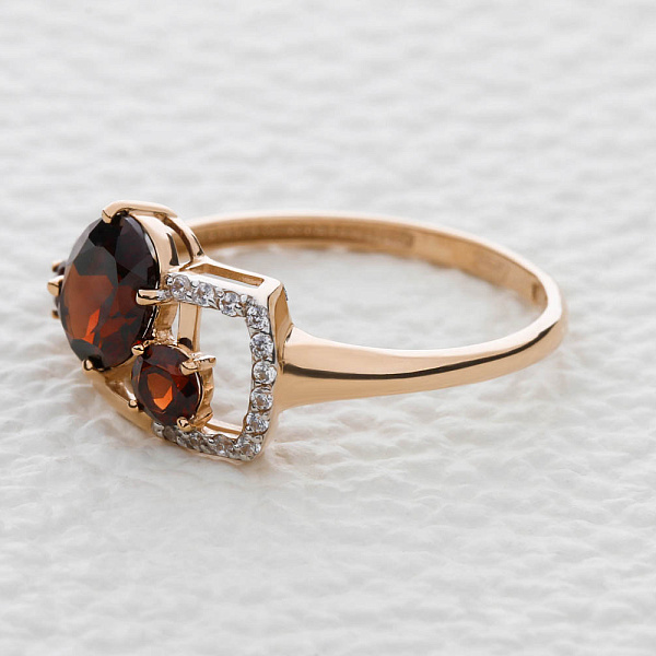 Кольцо из красного золота с 3 гранатами и 18 фианитами