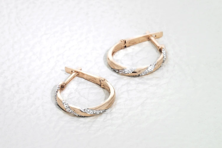 Серьги из красного золота с 30 фианитами