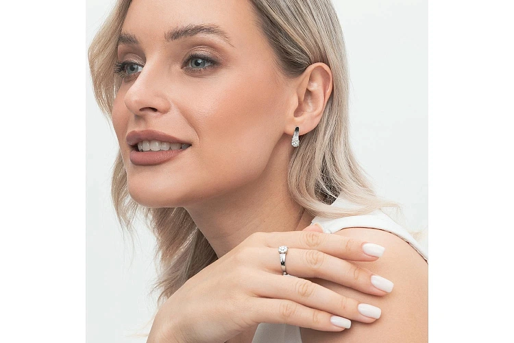 Серьги из белого золота с 26 фианитами
