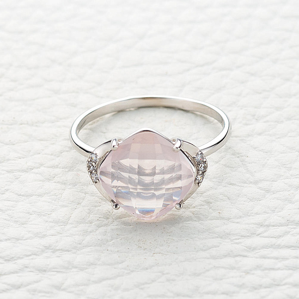 Кольцо из белого золота с кварцем и 6 фианитами