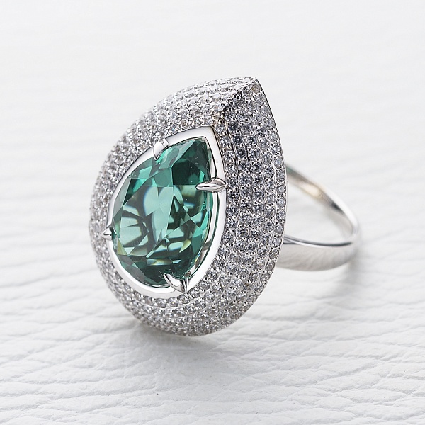 Кольцо из белого золота с кварцем и 246 фианитами