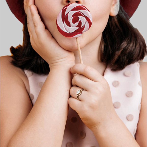 Детское кольцо из красного золота с перламутром