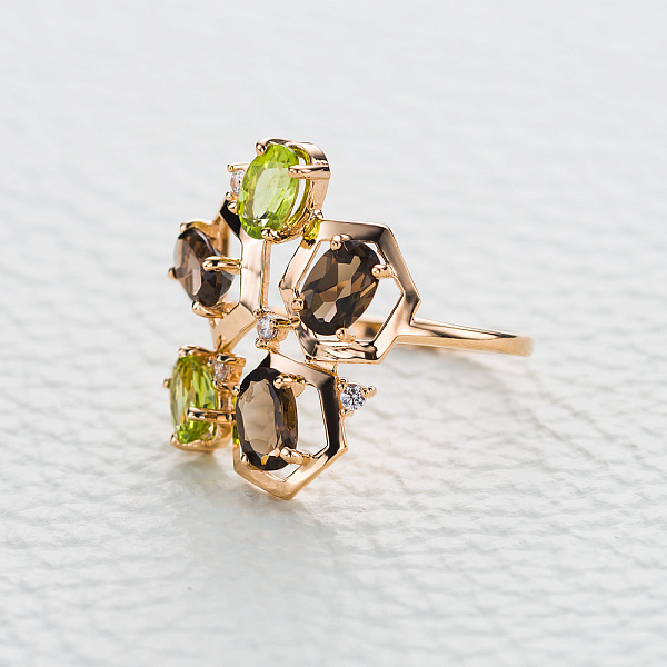 Кольцо из красного золота с раухтопазами, хризолитами и фианитами