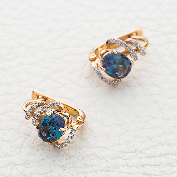 Серьги из красного золота с 2 александритами и 42 фианитами