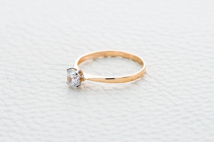 Кольцо из красного золота с кристаллом swarovski
