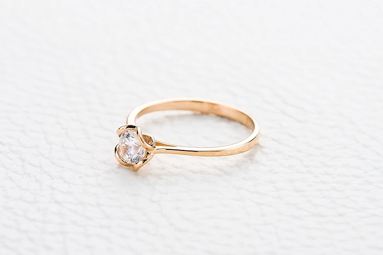 Кольцо из красного золота с кристаллом swarovski