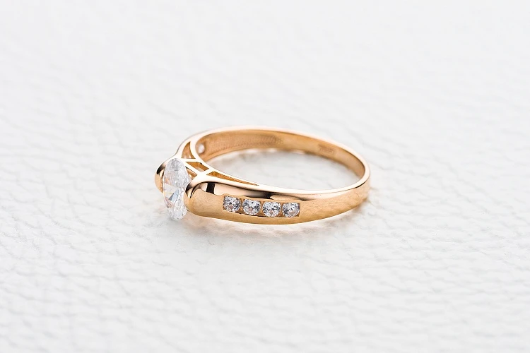 Кольцо из красного золота с 9 кристаллами swarovski