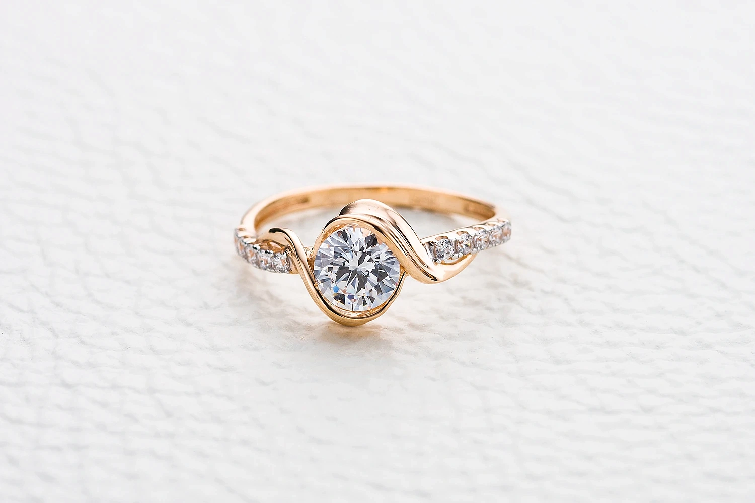 Кольцо из красного золота с 11 кристаллами swarovski