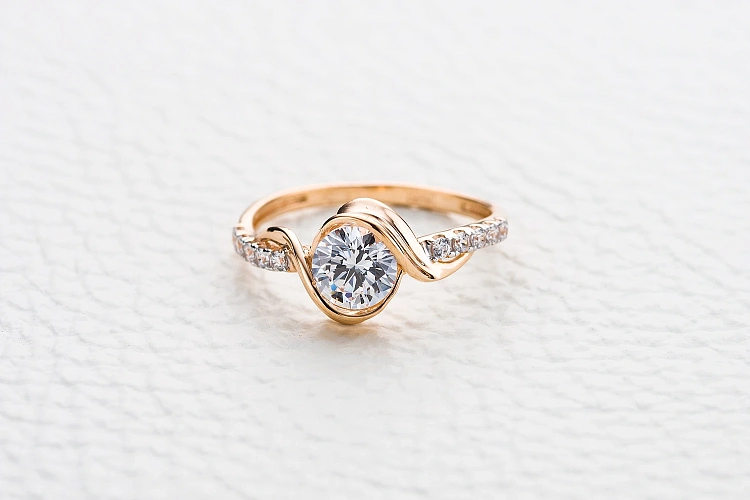 Кольцо из красного золота с 11 кристаллами swarovski