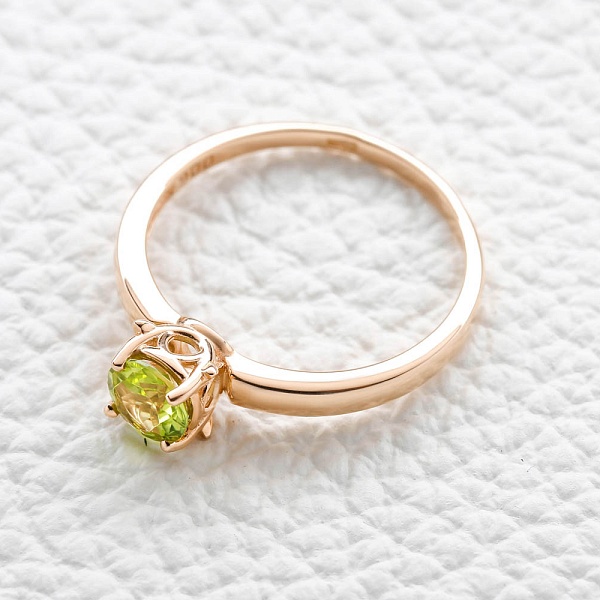 Кольцо из красного золота с хризолитом