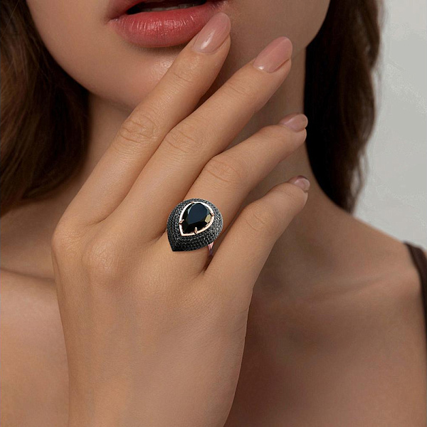 Кольцо из жёлтого золота с агатом и 246 фианитами