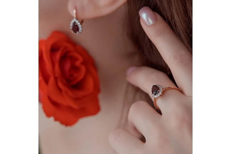 Серьги из красного золота с 2 гранатами и 28 фианитами