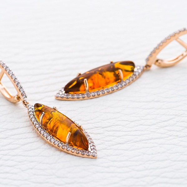 Серьги из красного золота с янтарём и 100 фианитами