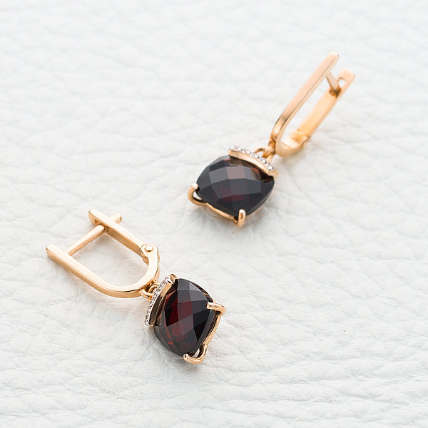 Серьги из красного золота с 2 гранатами и 10 фианитами