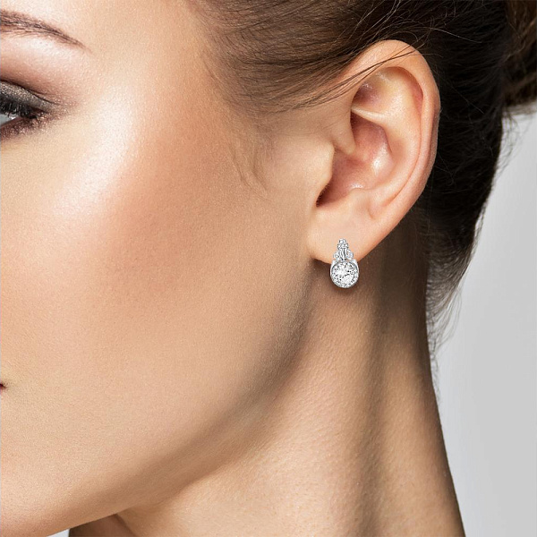 Серьги из белого золота с 2 кристаллами swarovski и 36 фианитами