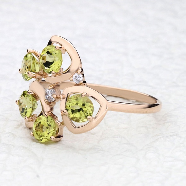 Кольцо из красного золота с 5 хризолитами и 2 фианитами