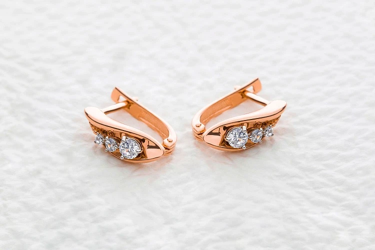 Серьги из красного золота с 6 фианитами