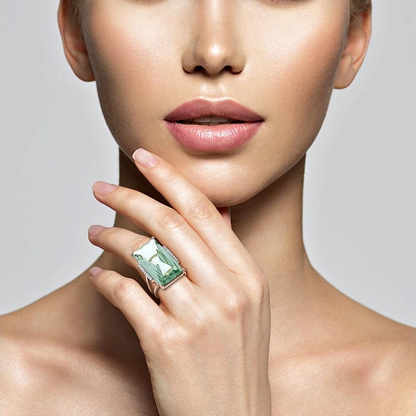 Кольцо из красного золота с наноситалом и 18 фианитами