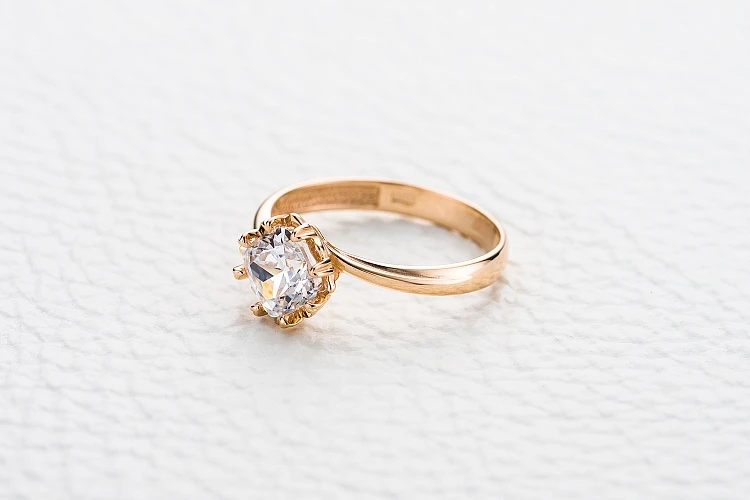 Кольцо из красного золота с кристаллом swarovski