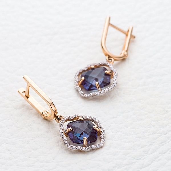 Серьги из красного золота с 2 александритами и 56 фианитами