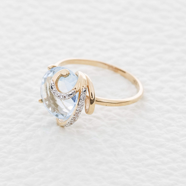 Кольцо из красного золота с топазом sky и 9 фианитами