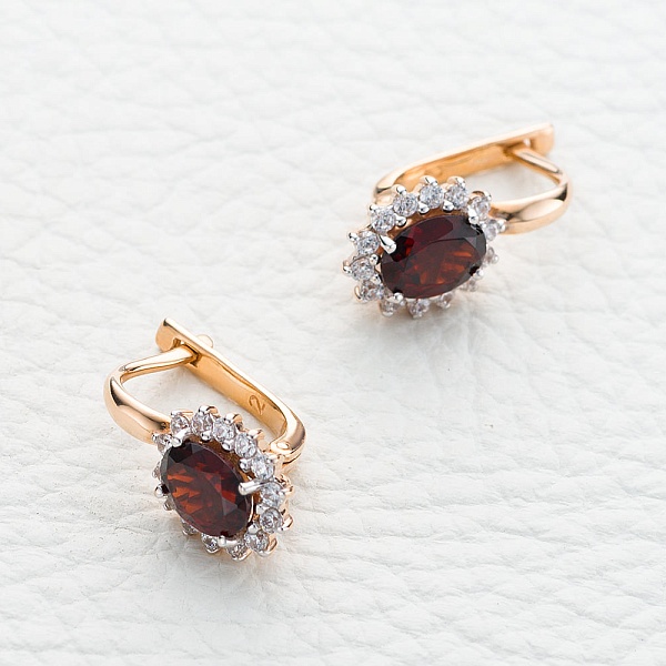 Серьги из красного золота с 2 гранатами и 28 фианитами