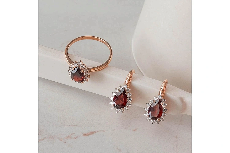 Серьги из красного золота с 2 гранатами и 28 фианитами