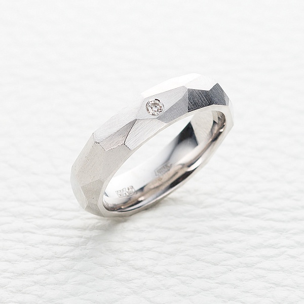 Кольцо из белого золота с бриллиантом