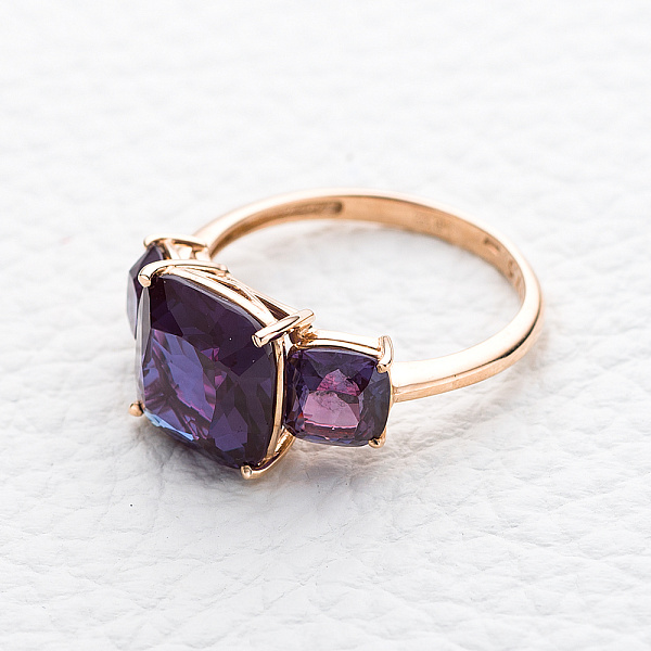 Кольцо из красного золота с 3 александритами