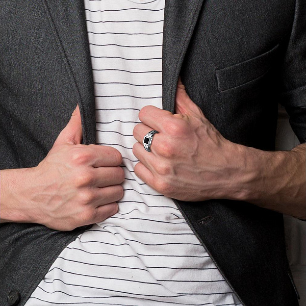 Печатка из белого золота с ониксом и 14 фианитами