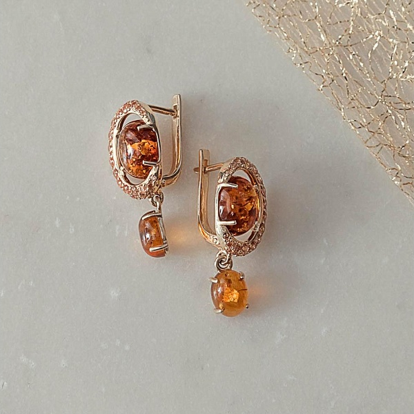 Серьги из жёлтого золота с янтарём и 74 фианитами