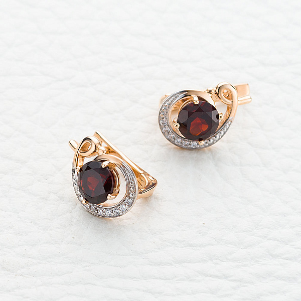 Серьги из красного золота с 2 гранатами и 14 фианитами