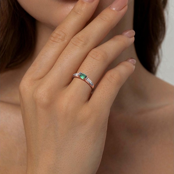 Кольцо из красного золота с изумрудом и 10 бриллиантами