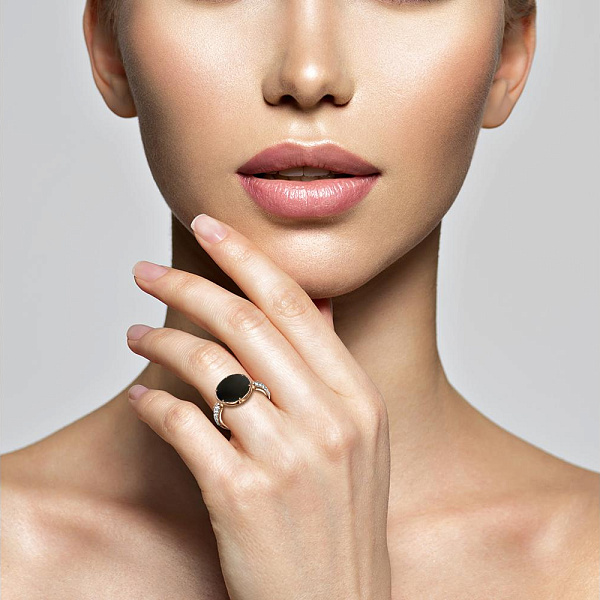 Кольцо из красного золота с ониксом и 20 бриллиантами