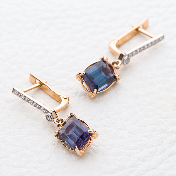 Серьги из красного золота с 2 александритами и 20 фианитами