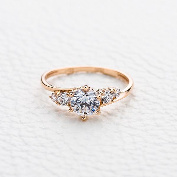 Кольцо из красного золота с кристаллом swarovski и 4 фианитами