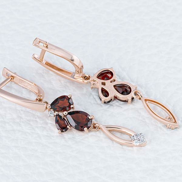 Серьги из красного золота с 6 гранатами и 8 фианитами