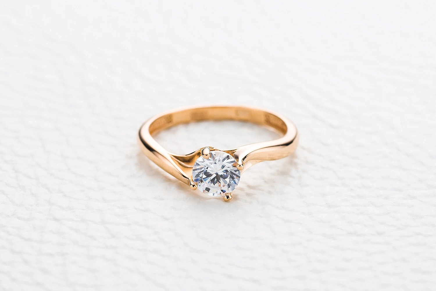 Кольцо из красного золота с кристаллом swarovski