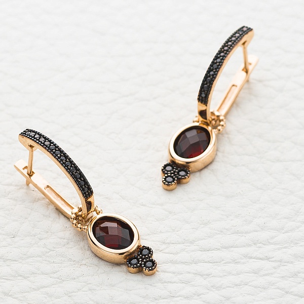 Серьги-трансформеры из красного золота с 2 гранатами и 32 фианитами