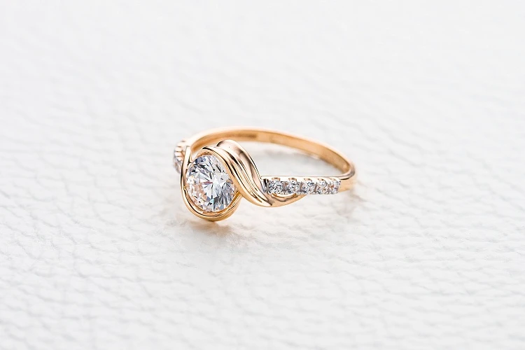Кольцо из красного золота с 11 кристаллами swarovski