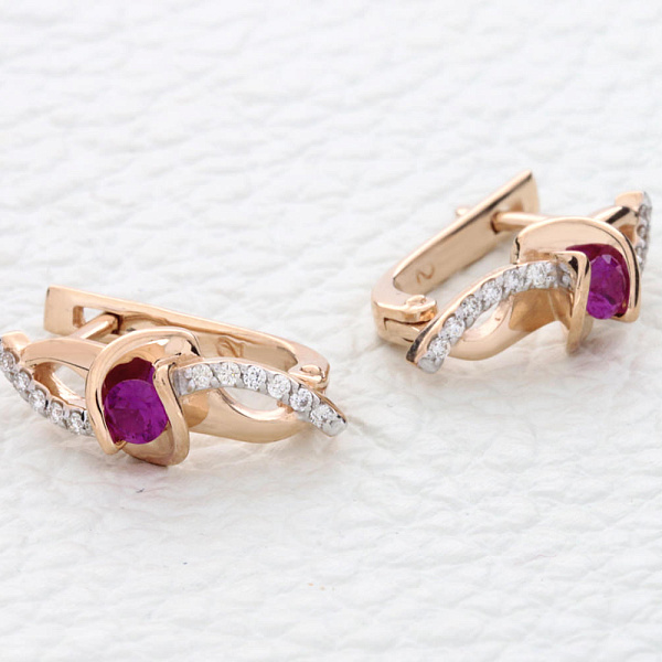 Серьги из красного золота с 2 корундами и 24 бриллиантами