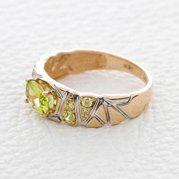 Кольцо из красного золота с хризолитом и 8 фианитами