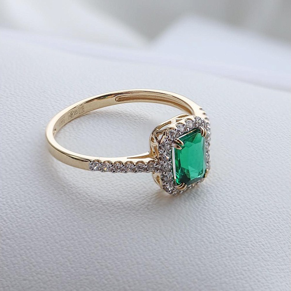 Кольцо из жёлтого золота с изумрудом и 30 фианитами