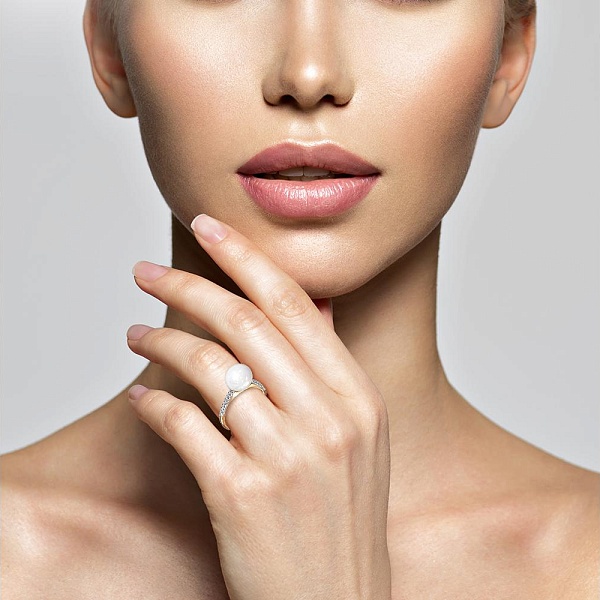 Кольцо из красного золота с жемчугом и 48 фианитами