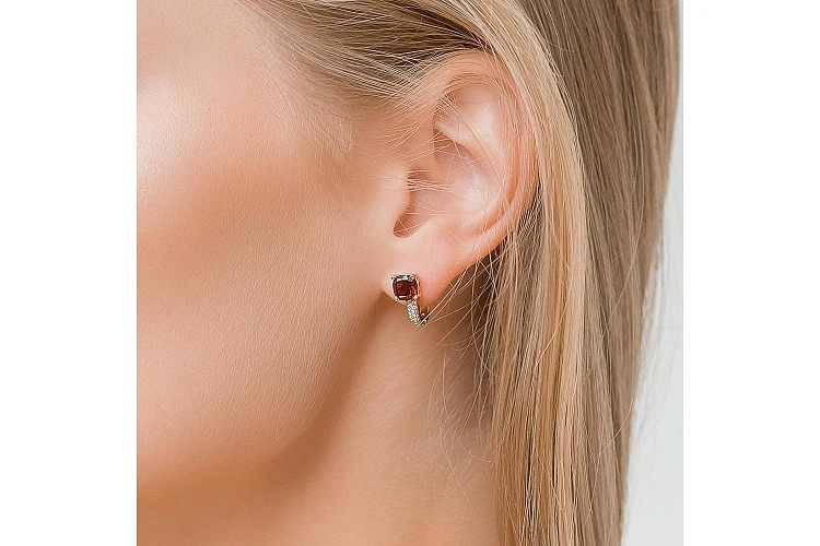 Серьги из красного золота с 2 гранатами и 32 фианитами