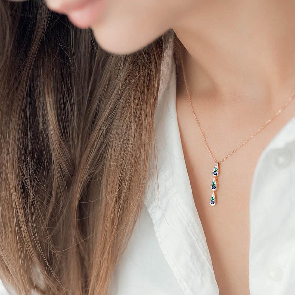 Колье из красного золота с корундами, фианитами и изумрудами