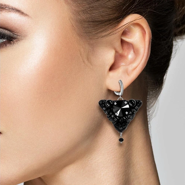 Бижутерные серьги Треугольные черный