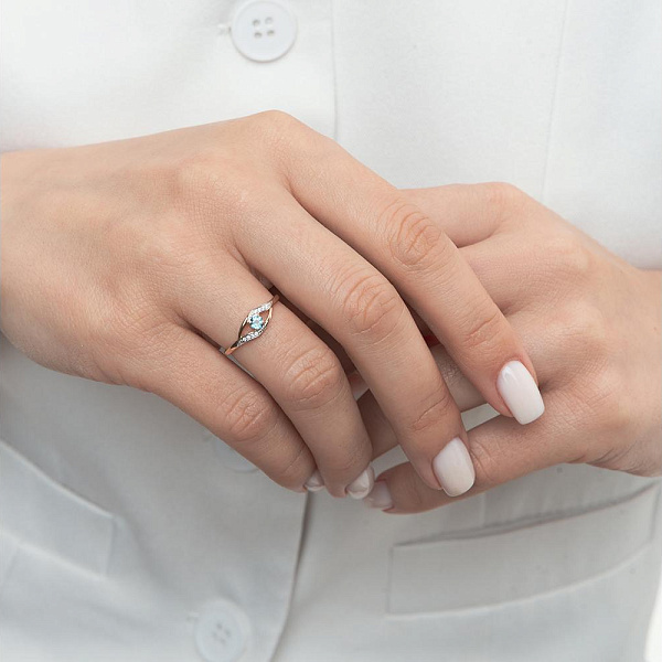 Кольцо из красного золота с топазом swiss и 8 фианитами