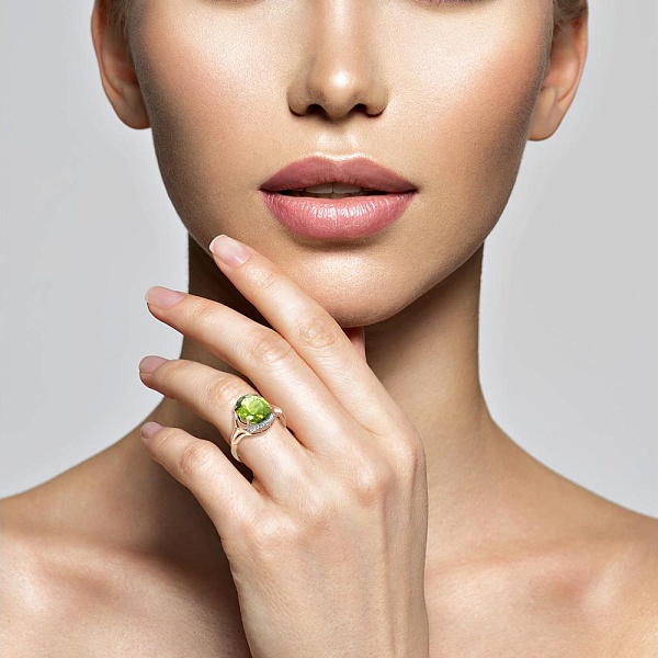 Кольцо из красного золота с хризолитом и 18 фианитами