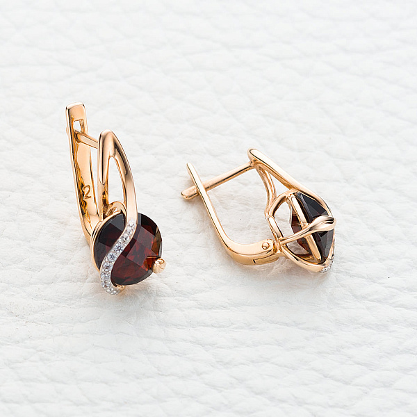 Серьги из красного золота с 2 гранатами и 10 фианитами